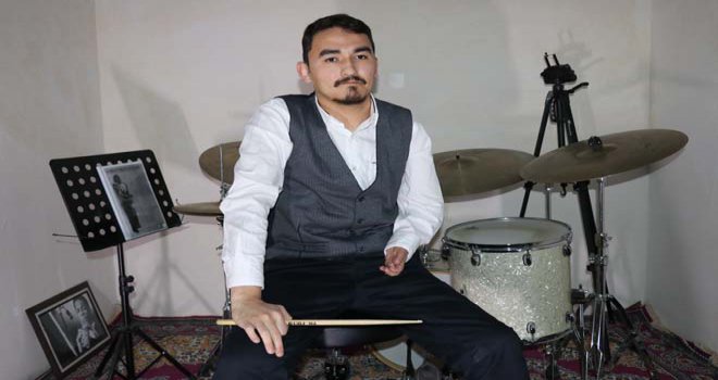 Tek koluyla davul çalarak caz albümü çıkardı