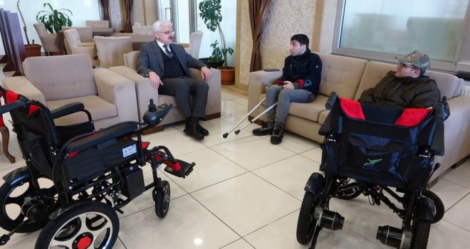 Tekerlekli sandalyeleri enkaz altında kalan özel kardeşlerin en özel mutluluğu