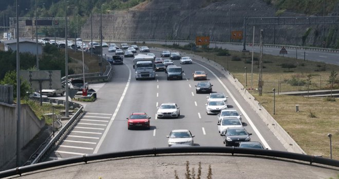 TEM Otoyolu Bolu Dağı’nda tatilciler uzun kuyruklar oluşturdu......