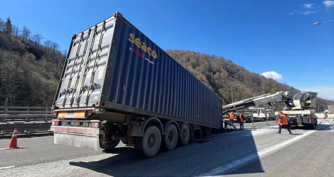 TEM Otoyolu'nda 5 aracın karıştığı zincirleme kaza: 5 yaralı.....