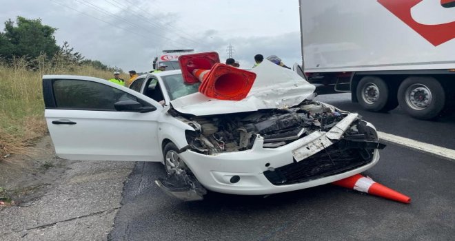 TEM Otoyolu'nda çalışma yapan karayolları aracına otomobil çarptı: 3 yaralı