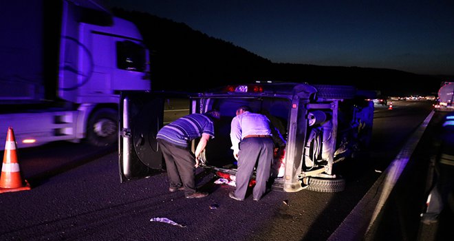 TEM Otoyolu’nda devrilen araç tankere çarptı: 6 yaralı