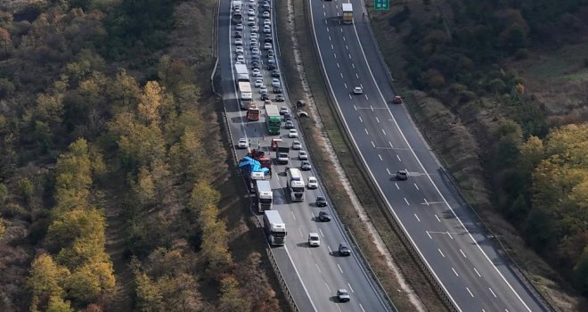 TEM Otoyolu’nda iki tır çarpıştı: 1 yaralı......