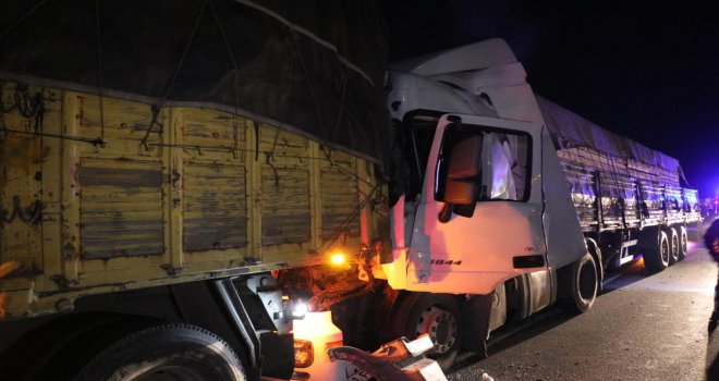 TEM Otoyolu'nda kamyona çarpan tırın sürücüsü yaralandı