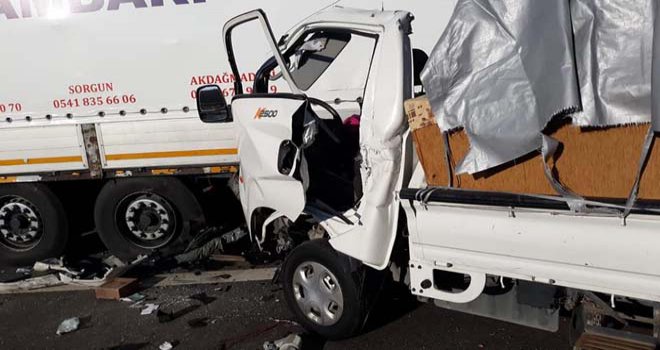 TEM Otoyolu’nda park halindeki tıra çarpan kamyonetteki 2 kişi öldü, 1 kişi yaralandı