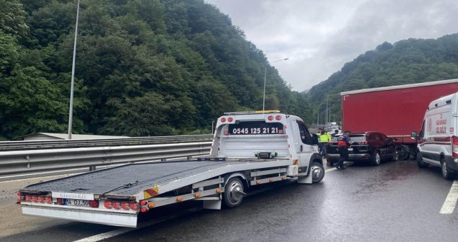 TEM Otoyolu'nda tırdan ayrılan dorseye otomobil çarptı: 2 yaralı
