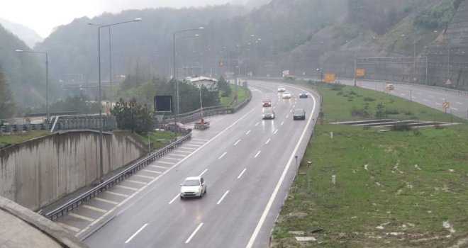 TEM Otoyolu’nun Bolu geçişinde bayramın ilk günü trafik akıcı seyrediyor