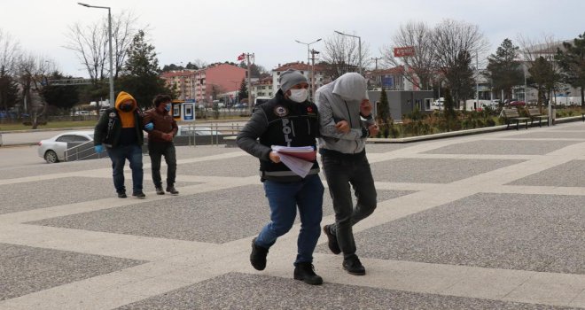 TEM’de 30 gram kokainle yakalanan 2 kişi adliyeye sevk edildi