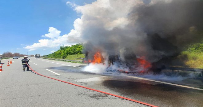 TEM’de alev alev yanan tırın dorsesi kül oldu....