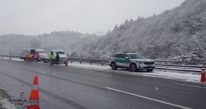 TEM’de aynı noktada 6 aracın karıştığı 3 farklı kaza: 1 yaralı
