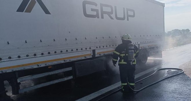 TEM'de balataları tutuşan dorse zarar gördü....