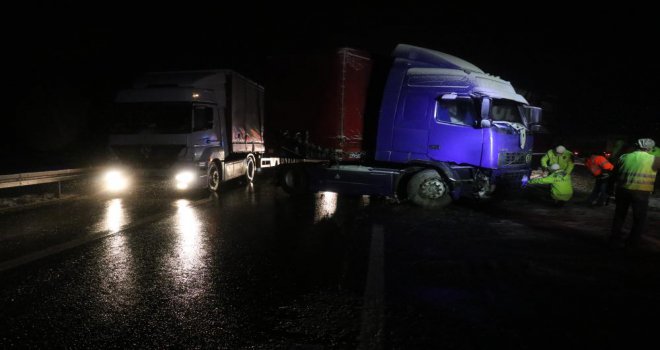 TEM'de, bariyerlere çarpan tırın sürücüsü aracın ön camından yola fırladı