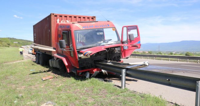 TEM’de kamyon bariyere ok gibi saplandı: 1 yaralı