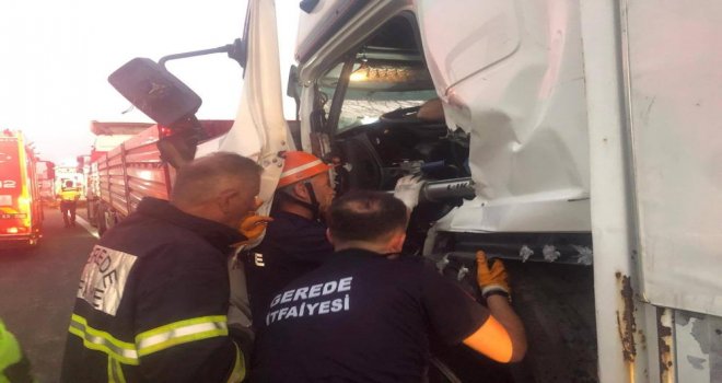 TEM'de kamyon tıra arkadan çarptı: Yaralı sürücü sıkıştı