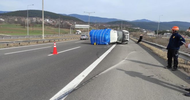 TEM’de kontrolden çıkan kamyonet devrildi............