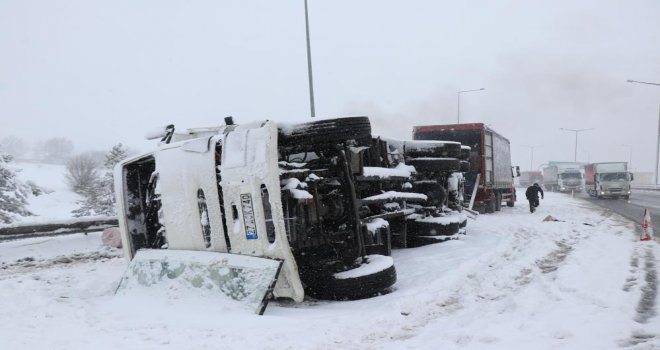 TEM'de korona virüs test kiti taşıyan kamyon devrildi: 1 yaralı