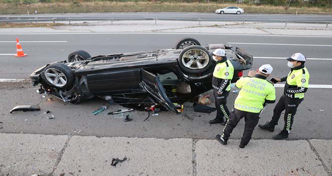 TEM’de lastiği patlayan otomobil takla attı: 4 yaralı