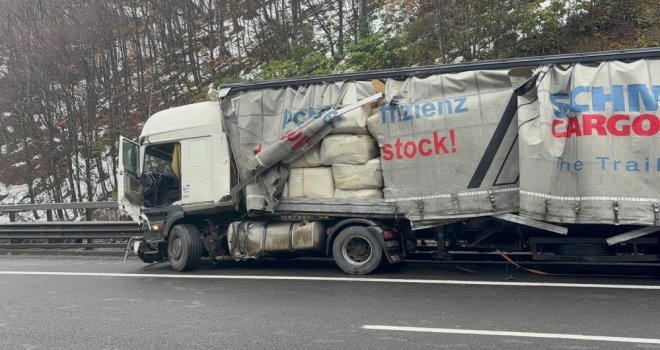 TEM'de makaslayan tır trafiği durdurdu...