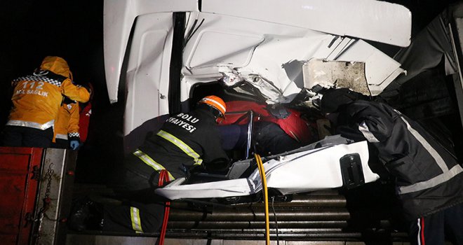 TEM’de önünde ilerleyen tıra ok gibi saplanan tırın sürücüsü 2 saatte kurtarıldı