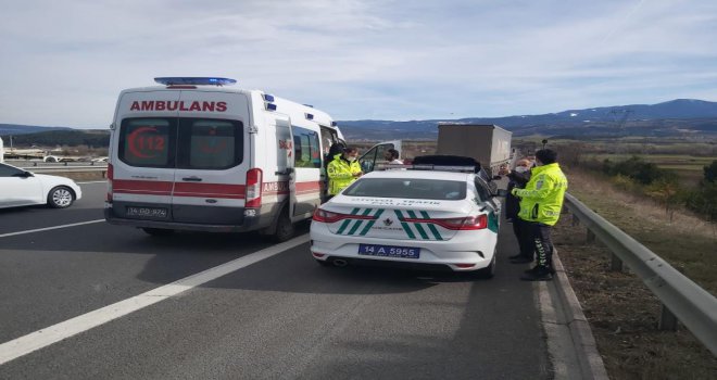 TEM’de otomobil önce bariyere sonra tıra çarptı: 1 yaralı