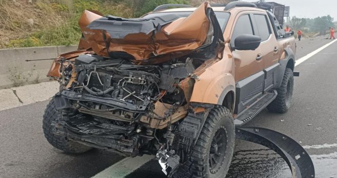 TEM'de pikap tıra çarptı: 1 yaralı..