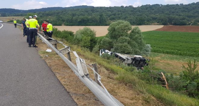 TEM’de şarampole uçan LPG yüklü tanker traktörün üzerine düştü: 1 yaralı