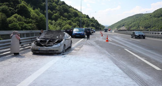 TEM’de seyir halindeyken yanan otomobil kullanılamaz hale geldi