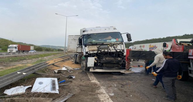 TEM’de sürücüsünün uyuduğu iddia edilen buğday yüklü tır devrildi