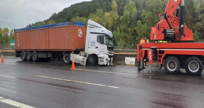 TEM'de tır bariyerlere çarptı: 1 yaralı....