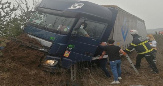 TEM'de tır kontrolden çıktı: 1 yaralı