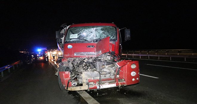 TEM’de, tıra arkadan çarpan tanker hurdaya döndü