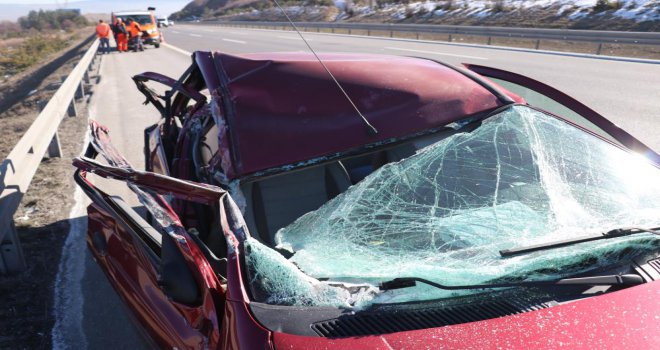 TEM’de tıra çarpan otomobil hurdaya döndü