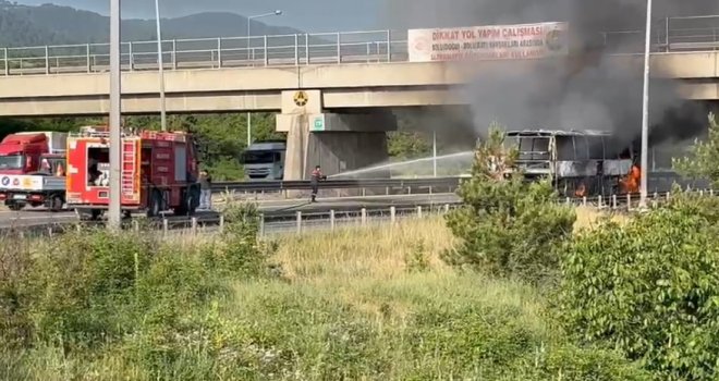 TEM’de yolcu otobüsü alev alev yandı: Yol trafiğe kapandı