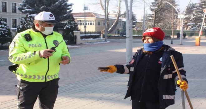 Temizlik işçisi bulduğu para dolu cüzdanı polise teslim etti