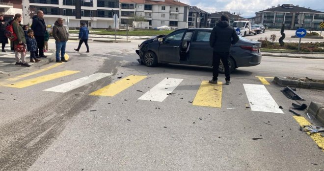 Ticari taksi ile otomobil çarpıştı: 1 yaralı.....