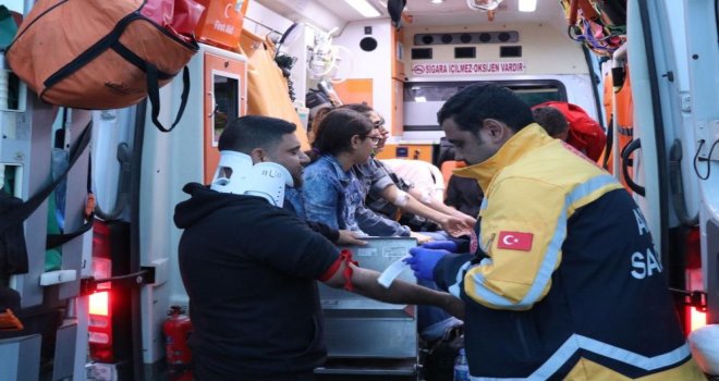 Tır ile otomobil çarpıştı: 2’si çocuk 6 yaralı