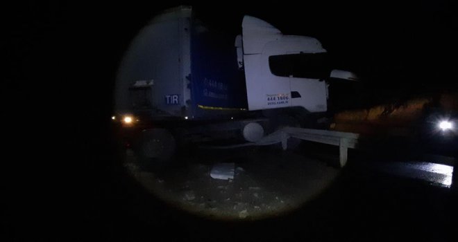 Tır makasladı, bariyerlere çarparak durabildi: 1 yaralı