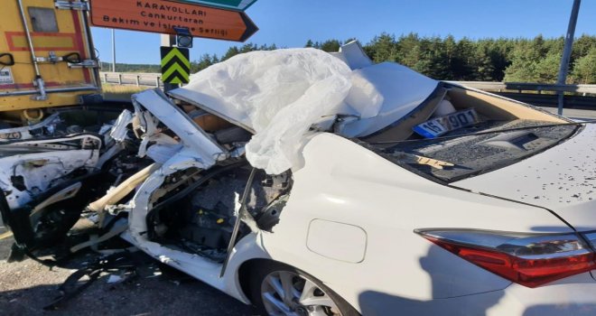 Tıra arkadan çarpan otomobil hurdaya döndü: 2 ölü, 1 yaralı.............
