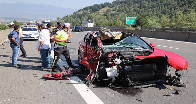 Tıra arkadan çarpan otomobil hurdaya döndü: 2 yaralı
