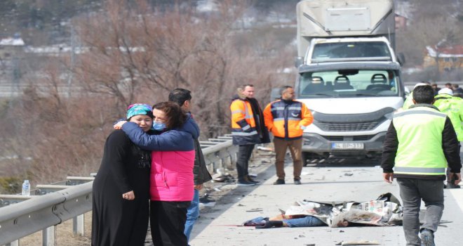Tırın çarptığı çekici sürücüsü hayatını kaybetti....