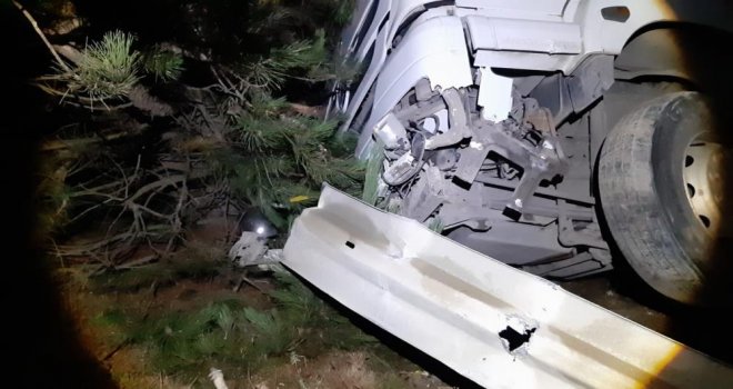 Tırın uçurumdan yuvarlanmasını dorsesi engelledi: 1 yaralı