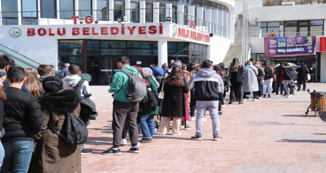 Tiyatro bileti alabilmek için metrelerce kuyruk oluşturdular