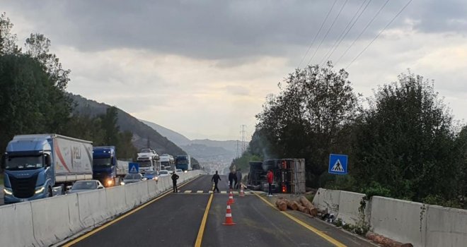 Tomruk yüklü kamyon devrildi: 1 yaralı