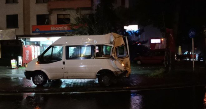 Trafik ışıklarında duramayan tır, minibüse çarptı......