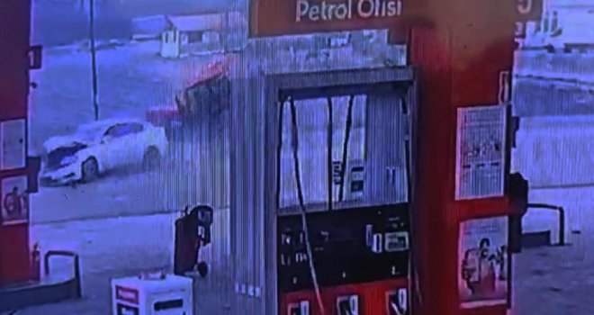 Traktörle otomobilin çarpıştığı feci kaza kamerada….