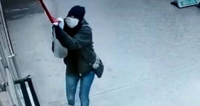 Türk bayrağına saldıran kadın hastanede gözlem altına alındı