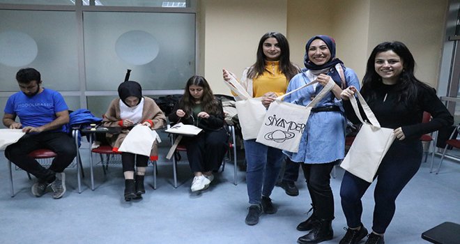 Üniversite öğrencileri köy okullarındaki çocuklar için bez çanta dikti