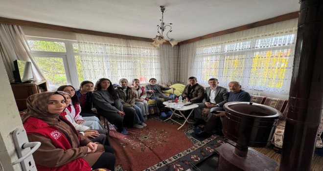 Üniversiteli gençler Bolu'nun asırlık çınarıyla buluştu..