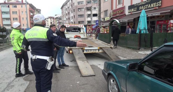 Uygulama yapan polisi görünce otomobilini bırakıp kaçtı