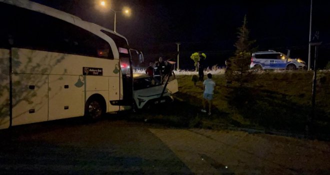 Uyuyakalan otomobil sürücüsü yoldan çıktı, otoparka daldı